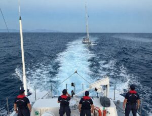 Antalya açıklarında sürüklenen teknedeki 2 kişi kurtarıldı