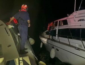 Antalya Kemer açıklarında su alan teknede bulunan 4 kişiyi Sahil Güvenlik kurtardı