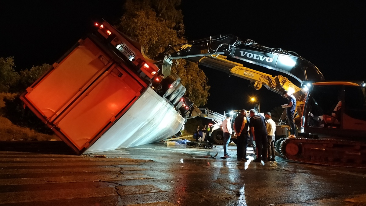 Antalya Manavgat’ta devrilen tırın altında kalan 2 kişi öldü, 1 kişi yaralandı