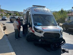 Antalya’da ambulans ile otomobilin çarpıştığı kazada 4 kişi yaralandı