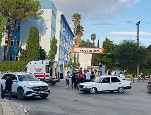 Antalya’da trafik kazasında yaralanan genç kıza ilk müdahaleyi Rektör Özkan yaptı