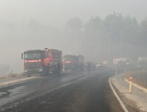 Antalya’nın Kumluca ilçesindeki orman yangınına müdahale sürüyor