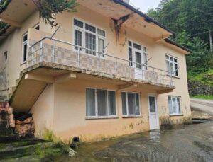 Artvin Kemalpaşa’da evinin altından 8 aydır su çıkan Yılmaz kardeşler 9 delik açtılar