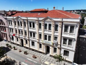 ASIRLIK MEKTEPLER – Kadıköy’deki Kemal Atatürk Anadolu Lisesi bir asırdan fazladır öğrenci yetiştiriyor