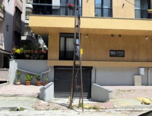 Avcılar’da 4 katlı binanın garajı, elektrik direği yüzünden depo olarak kullanılıyor