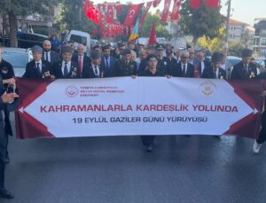 Avcılar’da Gaziler Günü yürüyüşü Atatürk Anıtı önünde çelenkle sona erdi