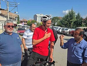 Avustralyalı bisiklet gezgini Samsun Vezirköprü’de emekli imamın evinde misafir oldu