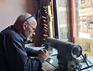 Ayakkabı ustası, çocukken başına geçtiği tezgahından 59 yıldır ayrılmadı