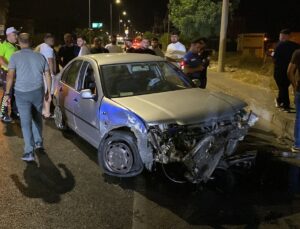 Aydın Nazilli’deki Yeşilyurt Mahallesi’nde otomobil refüje çarptı, 2 kişi yaralandı