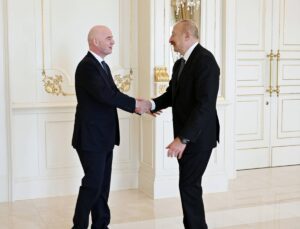 Azerbaycan Cumhurbaşkanı Aliyev ile FIFA Başkanı Infantino U-15 şampiyonasını konuştu
