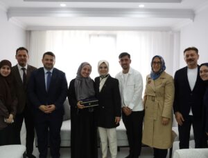 Bakan Göktaş, evlilik kredisinden yararlanan yeni evli çiftin ilk misafiri oldu