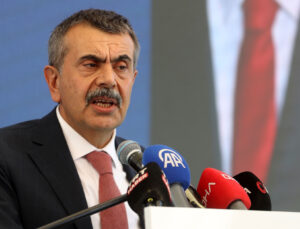 Bakan Tekin: Öğretmenlerden ya kılık kıyafet yönetmeliğine uygun giyinmesini talep edecektik ya önlük tercih edecektik