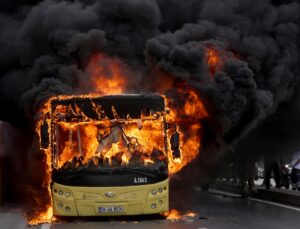 Bakırköy’de yanan İETT’ye bağlı otobüs kullanılamaz hale geldi