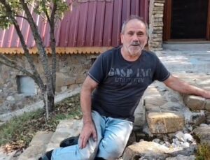Bartın Ulus’ta İsmail Yılmaz, bahçesine gelen tilkiyi ekmekle besleyip dost oldu