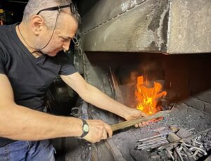 Bartın’da 4’üncü kuşak demirci Halil Ak, 100 yıllık mesleği tek başına sürdürüyor