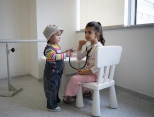Bartın’da sıcak çaydan yanan 3 ve 5 yaşındaki kız kardeşler deri nakliyle iyileşti
