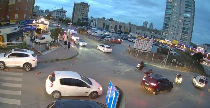 Başakşehir’de ambulansa yol vermeyen ehliyetsiz sürücüye 466 bin lira ceza kesildi