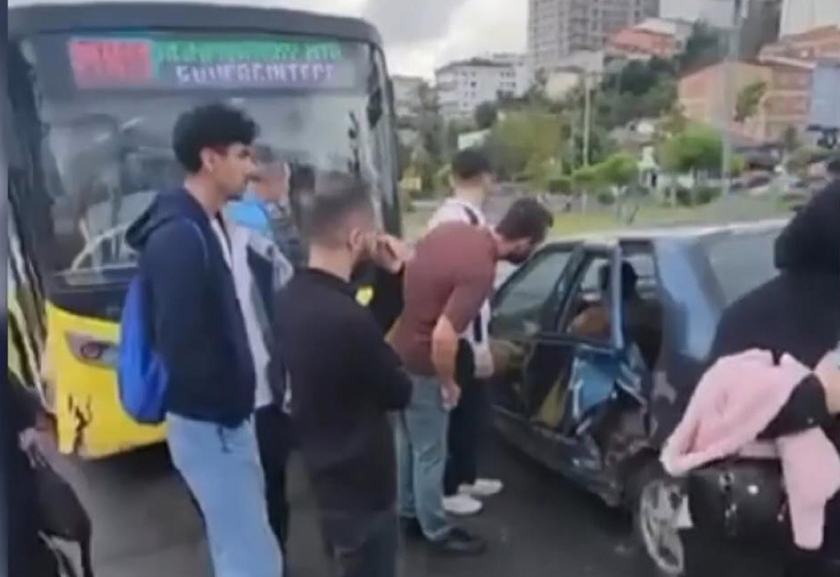 Başakşehir’de İETT otobüsü ile çarpışan otomobil bariyerlere çarptı, 3 kişi yaralandı