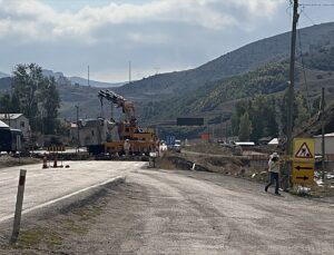 Bayburt’ta arı kovanı yüklü tır menfez inşaatı çukuruna devrildi, sürücü yaralandı