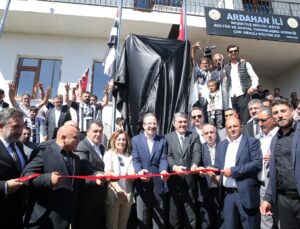Beşiktaş’ın sembolü “kartal” heykeli, Ardahan’ın Beşiktaş köyünde açıldı