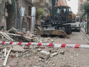 Beşiktaş’ta yıkımda kopan parçalar 5 katlı apartmanın tahliyesine neden oldu