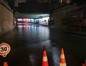 Beyoğlu’nda sağanak etkili oldu, Zincirlikuyu alt geçidi su altında kaldı