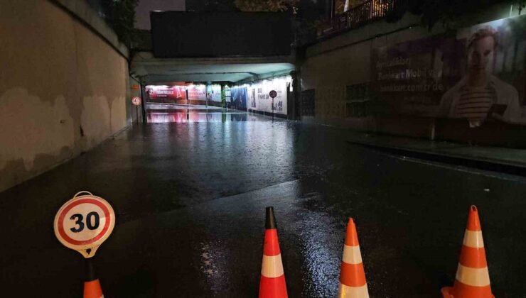 Beyoğlu’nda sağanak etkili oldu, Zincirlikuyu alt geçidi su altında kaldı