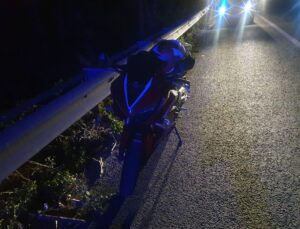 Bilecik Pazaryeri’nde motosiklet bariyere çarptı, 2 kişi yaralandı