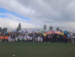 Bilecik’te öğrenciler barış için Şeyh Edebali Üniversitesi’nde uçurtma uçurdu
