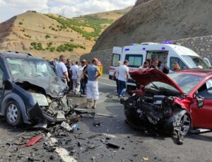 Bingöl Karlıova’da iki araç çarpıştı, 5 kişi yaralanarak hastaneye kaldırıldı