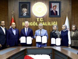 Bingöl’de Vali Çelik başkanlığında 3 okula oyun ve spor tesisi protokolü imzalandı