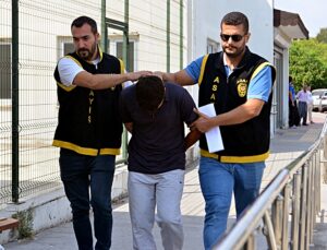Birlikte içki içtiği çocukluk arkadaşını bıçaklayarak öldürdü