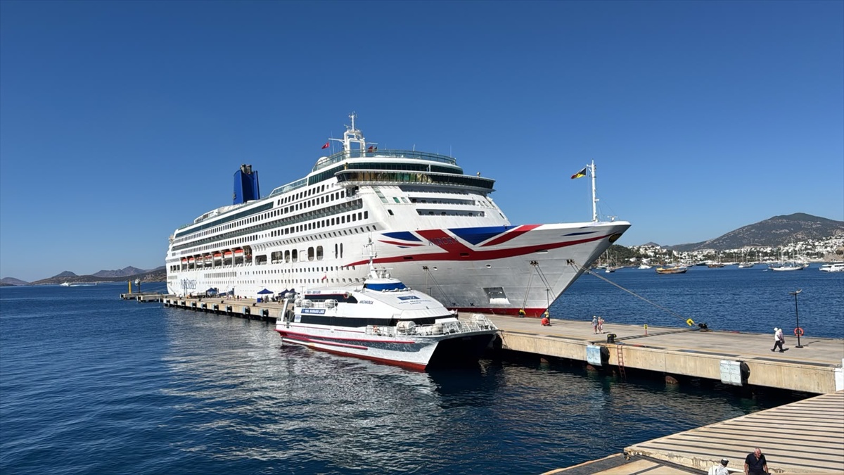 Bodrum’a ilk kez gelen Bermuda bayraklı Aurora kruvaziyeri 1814 turist getirdi