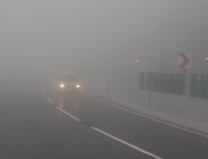 Bolu Dağı’nda D-100 kara yolunda yoğun sis görüş mesafesini 20 metreye düşürdü