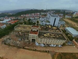 Boyabat’ta kullanılmayan eski hastanenin yıkımı başladı, bir aydan uzun sürecek