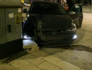 Bursa İnegöl’de kaldırıma çıkan otomobil elektrik panosuna çarptı, sürücü yaralandı