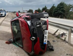 Bursa Karacabey’de otomobil yoldan çıkarak kanala düştü, 1 kişi yaralandı
