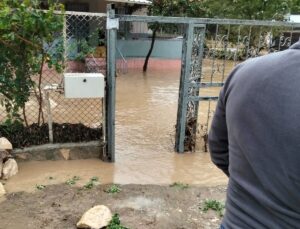 Bursa Mudanya’da sağanakta ev ve pansiyonlarda mahsur kalanlar kurtarıldı