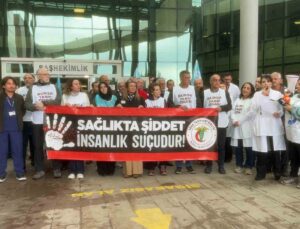 Bursa Mudanya’da sağlık örgütleri darp edilen çalışan için hastane önünde toplandı