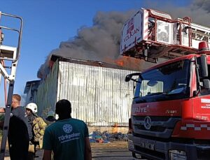 Bursa Yenişehir’de soğuk hava deposu yangını söndürüldü, konteynerler zarar gördü