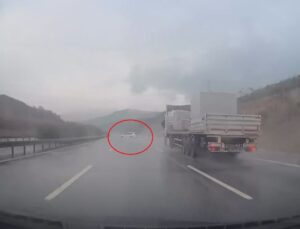 Bursa’da kayganlaşan yolda bariyerlere çarpan otomobilin kaza anı kameraya yansıdı