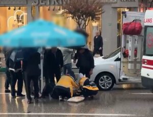 Bursa’da otomobil çarptı, sürücü kaçtı; yaralı yaya şemsiye altında korundu