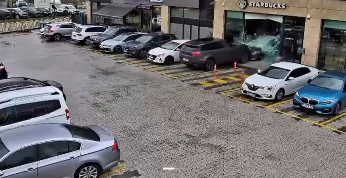 Çekmeköy’de AVM otoparkında kontrolden çıkan cip, otomobille birlikte kafeye girdi