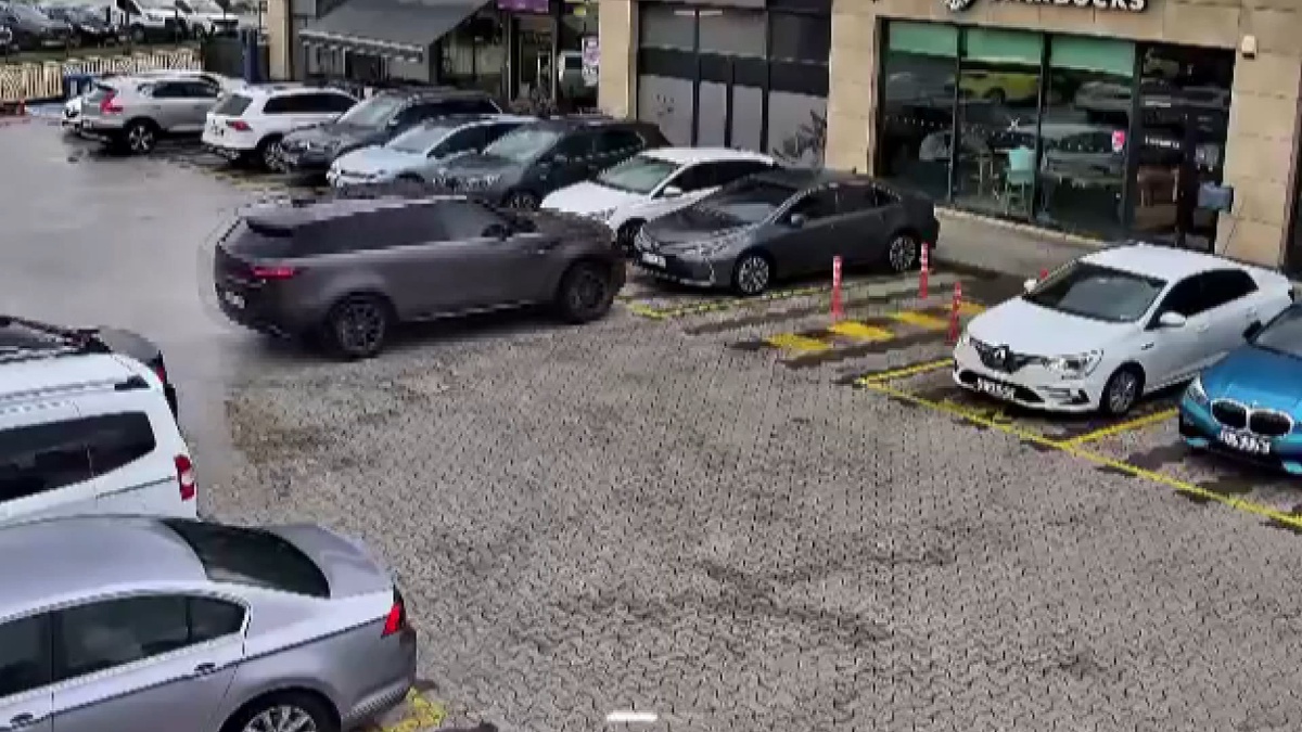 Çekmeköy’de iddiaya göre cip, çarptığı otomobille kafeye girdi; yaralanan olmadı