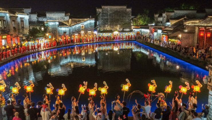 Çin’in Huangshan kentinde Güz Ortası Festivali’nde fenerli geçit töreni yapıldı