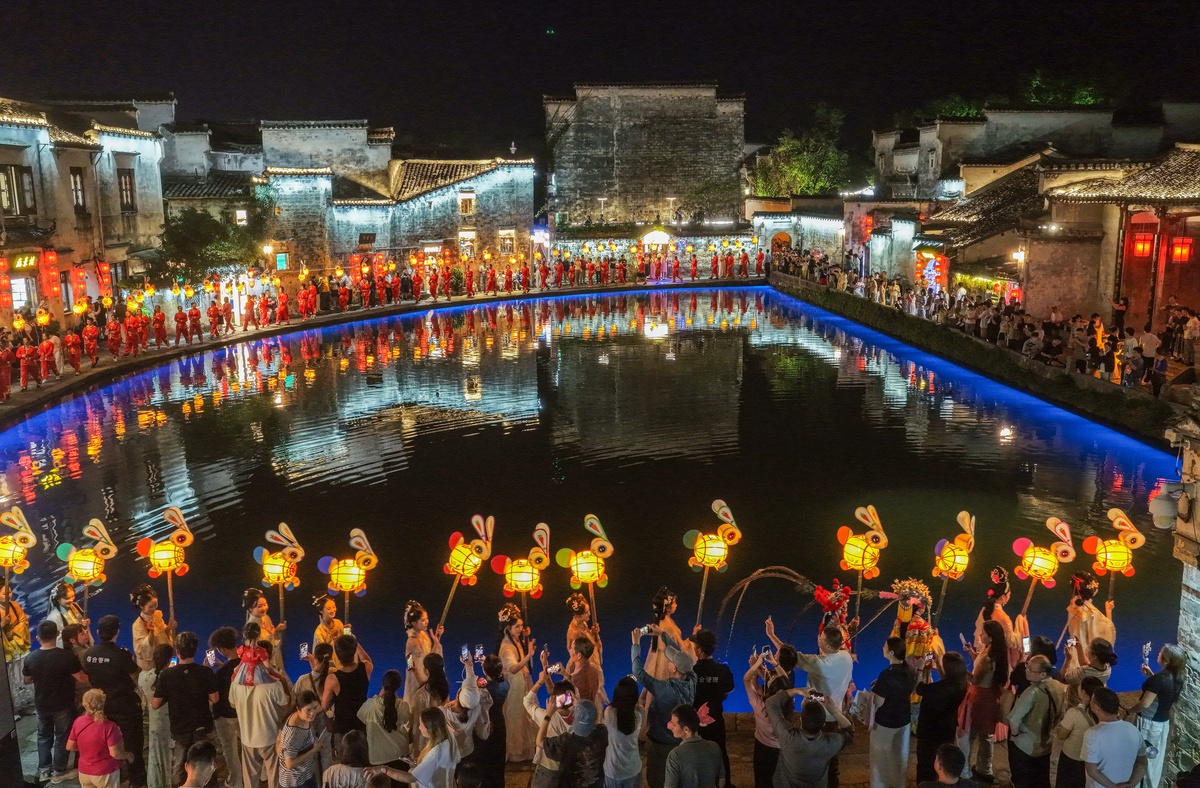 Çin’in Huangshan kentinde Güz Ortası Festivali’nde fenerli geçit töreni yapıldı