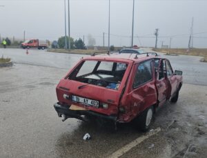 Çorum-Samsun kara yolunda iki otomobil çarpıştı, 4 kişi yaralandı
