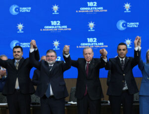 Cumhurbaşkanı Erdoğan, AK Parti’ye katılan 9 ilçe belediye başkanına rozetlerini taktı