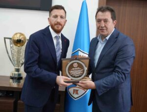 DAGC heyeti, Erzurumspor Başkanı Ahmet Dal’a Süper Lig’e çıkarma plaketi takdim etti