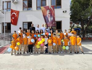 Denizli’de lösemiyi yendikten sonra okula dönen öğrenci alkış ve çiçeklerle karşılandı